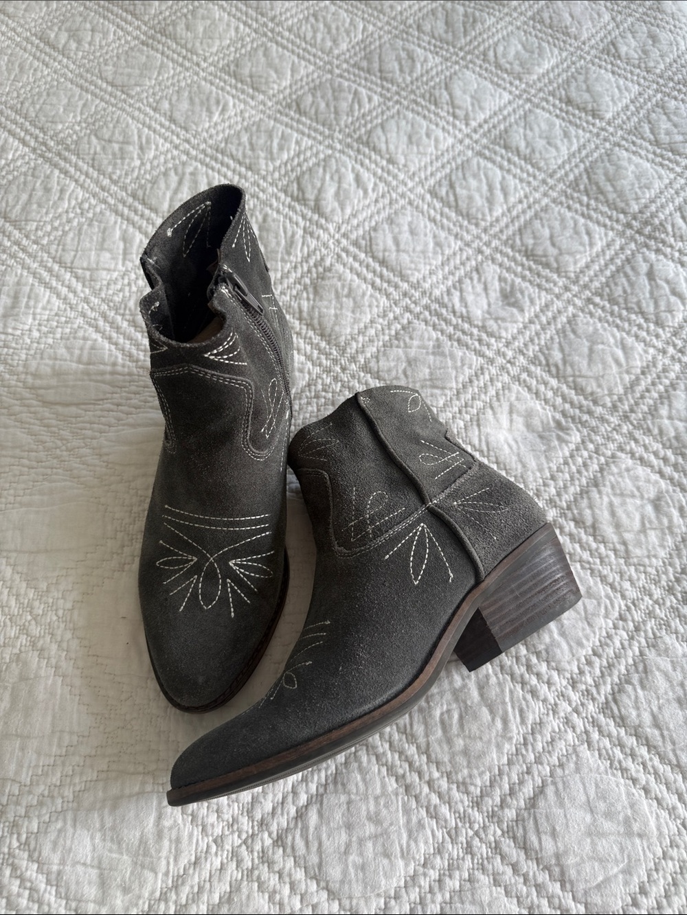 Lucky Brand LK-FLORINIAH Gray Suede Western Ankle Boots US7 Contrast Stitching - Picture 2 of 12